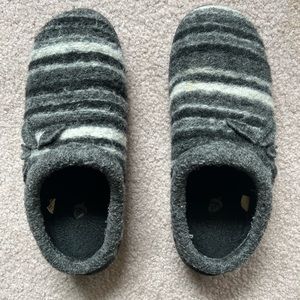 Acorn Slippers Sz 8-9